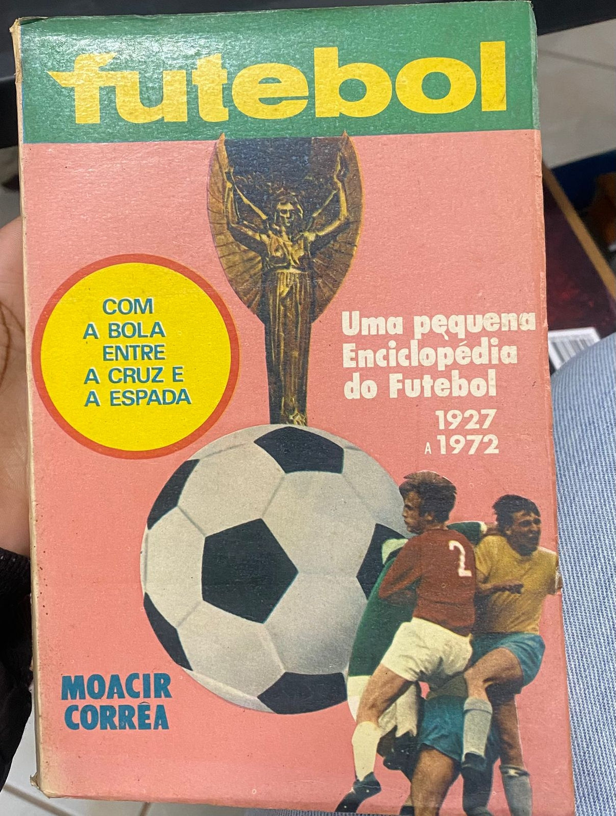 Com a Bola Entre a Cruz e a Espada